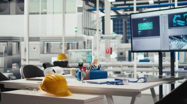 Robot kollarının güneş panellerini montaj hatlarına yerleştirme performansını denetlemek için kullanılan araştırma ve geliştirme fotovoltaik fabrikası ofisi. Güneş santrali makineleriyle boş tesis zemininin görüntüsü.