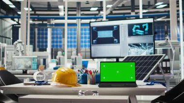 Arızalı sistemleri teşhis etmek için kullanılan boş fotovoltaik tesiste kroma anahtarlı model dizüstü bilgisayar. Güneş panellerindeki yeşil ekran not defteri. Kapanma anında uyarı için kullanılan fabrika imalatı.