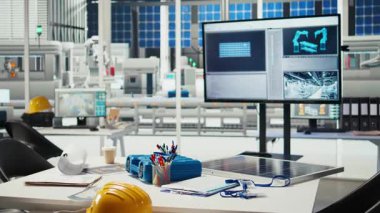 Güneş paneli montaj tesisi için üretim hatları tasarlamak için kullanılan fotovoltaik fabrikasındaki izleme programı. Boş güneş panelleri tesisinde simülasyon yazılımı monitörde