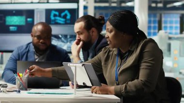 Fotovoltaik bitki araştırmacıları dayanıklılık ve görevdeki performans konusunda çığır açıcılar üzerinde çalışıyorlar. Fabrika uzmanları yeni nesil güneş panelleri için materyalleri test ediyor, araştırma ve geliştirme yapıyorlar