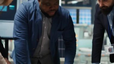 Fabrikadaki işadamları mali yatırımlar yapıyor, belge dosyalarını okuyor. Yönetim yöneticileri otomasyon stratejilerine bakıyorlar. Güneş paneli üretim ölçeklendirmesi için evraklar, kamera B