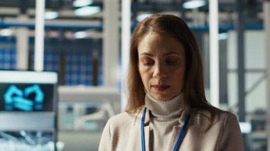 Fabrikadaki gülümseyen bilim adamının portresi PV materyal parametrelerini kontrol etmek için tablet kullanıyor, güneş panellerini geliştiriyor. Happy araştırmacı etkili sürdürülebilir enerji çözümleri geliştirmek Cihaz, kamera B kullanarak