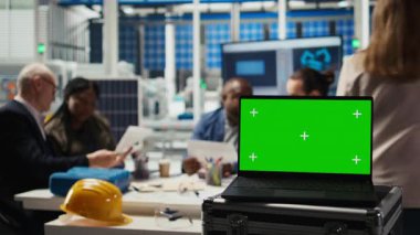 Araştırma ve geliştirme yapan fabrika bilim adamları, model dizüstü bilgisayar kullanarak otomasyon üretimi üzerinde çalışıyorlar. Endüstriyel bitki uzmanları kroma anahtar defteri, kamera A 'daki teknik verileri analiz ederler.