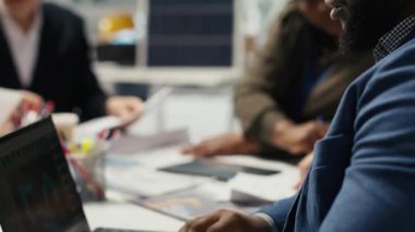 Fotovoltaik fabrika mühendisliği ekibi, ofiste dayanıklılık ve performans alanında çığır açan gelişmeler üzerinde çalışıyor. Yeni nesil güneş panelleri için araştırma ve geliştirme çalışanları test materyalleri