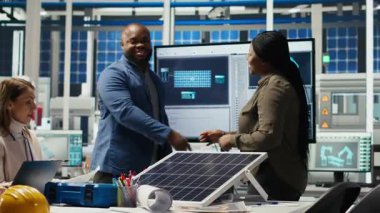 Neşeli yöneticiler tokalaşıyor, fabrikanın genişlemesini kutluyorlar. Mutlu fabrika hissedarları el sıkışıyor, yatırım stratejisini belirledikten sonra kendilerini tebrik ediyorlar, kamera B