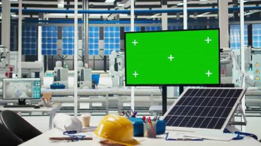 Sistem performansını izlemek için kullanılan fotovoltaik fabrikasında model görüntüleme. İzole ekran monitörü güneş panellerini izliyor. Fabrika enerji üretimi ve verimliliği üretiyor.