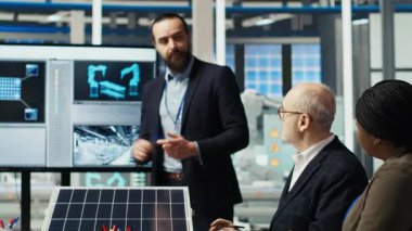 Fotovoltaik fabrikasındaki bilim insanları, uzun vadeli sürdürülebilir enerji çözümleri için güneş panelinin dayanıklılığını ve verimliliğini arttırmak için gelişmiş PV materyalleri üzerinde deney yapıyorlar, kamera B