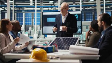 Fotovoltaik bitki araştırmacıları enerji üretimini optimize etmek, güneş pili prototiplerini analiz etmek için toplanıyorlar. Güneş panelleri fabrika uzmanları gelişmiş üretim teknolojileri geliştiriyor, kamera A