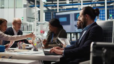 Fabrika mühendislik ekibi toplanan verileri kullanarak enerji üretimini arttırmak için dizüstü bilgisayar kullanıyor. Fotovoltaik bitki uzmanları not defterinde yenilikçi güneş pili prototipleri tasarlıyorlar, kamera A