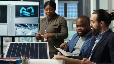 Hissedarlar sürdürülebilir enerji imalatında gelecekteki yatırım fırsatlarını tartışıyorlar. Güneş panelleri yöneticileri ve yatırımcıları güneş teknolojisi raporlarını inceleyen tesis, kamera B