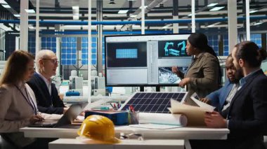 Hissedarlar sürdürülebilir enerji imalatında gelecekteki yatırım fırsatlarını tartışıyorlar. Güneş panelleri yöneticileri ve yatırımcıları güneş teknolojisi raporlarını inceleyen tesis, kamera A