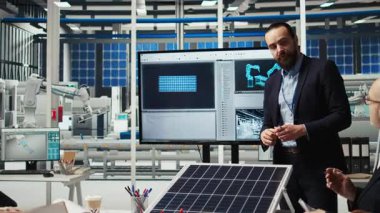 Fotovoltaik fabrikasındaki bilim insanları, uzun vadeli sürdürülebilir enerji çözümleri için güneş panelinin dayanıklılığını ve verimliliğini arttırmak için gelişmiş PV materyalleri üzerinde deney yapıyorlar, kamera A