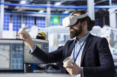 Güneş paneli üretim tesisi montaj hatlarını izlemek için VR gözlük kullanan bir teknisyen. Fotovoltaik ekipmanların sorunlarını çözmek için sanal gerçekliği kullanan işçiler, sorunsuz üretim akışını sağlıyorlar.