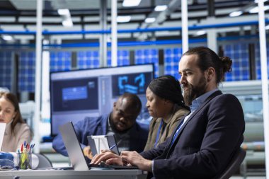 Yatırımcılar için hazırlanan fabrika müdürü, araştırma ve geliştirme veri sonuçları yazmak için dizüstü bilgisayarla ziyaret ediyor. Yenilikçi üretim büyümesi hissedarları için rapor hazırlayan bir adam dizüstü bilgisayara yazar