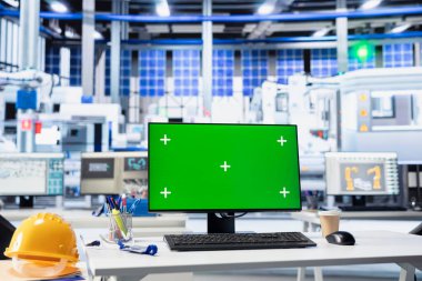 Sistem performansını izlemek için kullanılan fotovoltaik fabrikasında izole edilmiş bilgisayar görüntüsü. Krom anahtar yeşil ekran bilgisayar güneş panellerini izliyor bitki enerji üretimi ve verimliliği