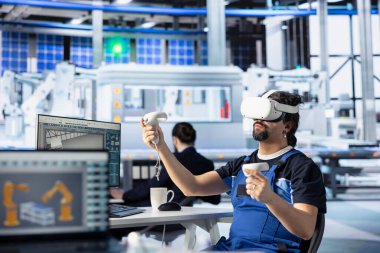 Güneş paneli üretim hatlarını izlemek için VR teknolojisi simülasyonu kullanan bir teknisyen. Sanal gerçeklik teknolojisini kullanarak fotovoltaik ekipmanların sorunlarını çözen işçiler, sorunsuz üretim akışını sağlıyorlar.