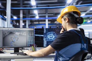 Fotovoltaik tesis yöneticisi fabrikada ekipman arızalarını tahmin etmek için yapay zeka geliştiriyor. Güneş panelleri, devre dışı kalma süresini en aza indirmek için yapay zeka algoritmaları kodlayan bitki programcısı