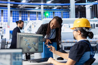 Ekip çalışması fotovoltaik fabrikasındaki meslektaşlarım işlevsel yetersizlikleri tespit etmek için sistem kayıtlarını inceliyor. Fotovoltaik fabrikadaki kadın ve erkek üretim parametrelerini ayarlıyorlar