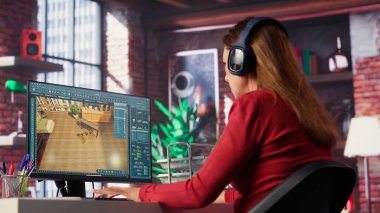 Evde oturan bir kadın, mimari yazılımdan faydalanarak bir apartman planının 3D görüntüsünü yaratıyor. Geliştirici ayrıntılı ev tasarımı, yerleştirme varlıkları için dijital araçlar kullanır. Kamera A.