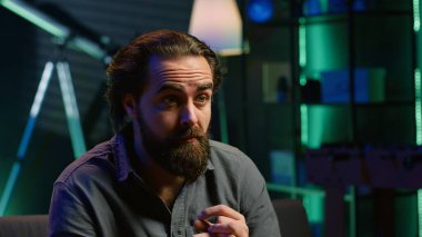 Şaşırmış yüz ifadesi olan bir adam TV 'de ilgi çekici programlar izliyor ve patlamış mısır yiyor. Ekrana yakından bakan kişi, şüpheli gerilim filmi ve kamera izliyor.