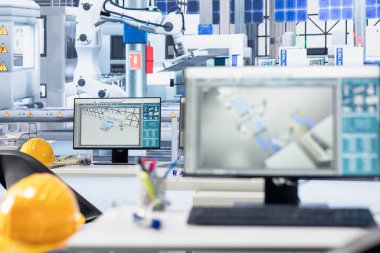 Bilgisayar ekranı boş fotovoltaik fabrikasında veri analizi ve sistem ölçümleri için kullanılır. Güneş panellerindeki bilgisayar monitörü sorun çıkaran teknik sorunlar yerleştiriyor, arızaları teşhis ediyor