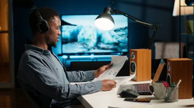 Finansal danışman ekiple ev telefonuyla konuşur, hissedarlardan yeni iş finansmanı alır. Gelirleri arttırmak ve maliyeti düşürmek için uzaktan çalışan genç bir adam. Kamera B.