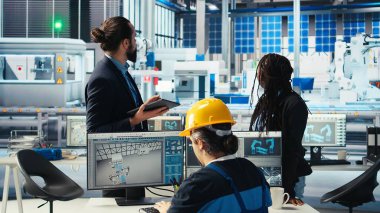 Güneş panellerinden oluşan bir ekip, fabrika yöneticileri ve mühendisleri güneş enerjisini nasıl kullanacaklarını tartışıyor. Takım çalışması fotovoltaik fabrikası meslektaşları geliştirme verimliliğini arttırmak hakkında sohbet ediyorlar, kamera A