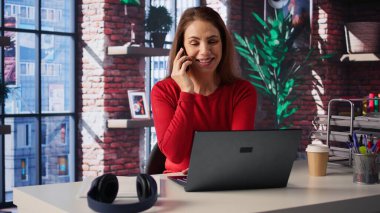 Olgun bir kadın, üretkenlik hakkında araştırma yapmak için bir telefon numarası çeviriyor. Evinin rahatlığından görevleri uzaktan çözüyor. Bir telefon görüşmesinde serbest çalışan bir kadın, brifing. Kamera B.