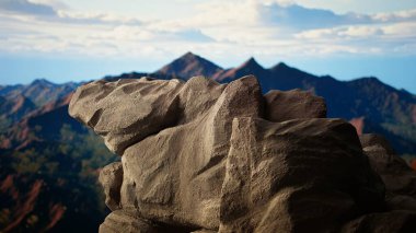 Kayalık bir ön planda kayalık bir dağ zirvesi doğanın saf güzelliğini gözler önüne seriyor. Uzak dağlık bölgelerde yürüyüş yapmak isteyenler için gerçek bir cennet..