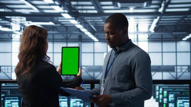 Veri merkezindeki teknisyenler yeşil ekran tableti kullanarak donanım teşhislerini gözden geçiriyorlar. BT çalışanları sunucu ayarlarını modelleme aygıtı kullanarak ayarlıyor, yazılım güncellemeleri uyguluyor, kamera B