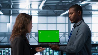 Veri merkezindeki teknisyenler afet kurtarma planlarını geliştirmek için yeşil ekran model dizüstü bilgisayar kullanıyorlar. Bilgi işlem uzmanları sunucu çiftliği testlerinde krom anahtar cihazı senaryoları, verilerin korunması, kamera A