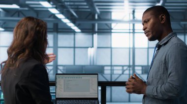 Bilgisayar bilimcileri laptopta ve tablette yapay zeka kullanarak veri merkezinde çalışıyorlar. Sunucu odası çalışanları, hesaplama işlemleri için sinirsel ağlar üzerinde yapay zeka kullanır. Kamera A