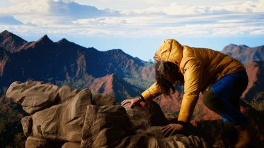 Aptal yürüyüşçü kayalık dağın zirvesinde kayıp dengesini kaybediyor, vahşi doğada donanımsız tırmanmaya çalışıyor. Hazırlıksız bir kaşif için tehlikeli bir manzara. Kamera B.