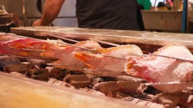 Tayland, Kasım 2024 - Balık ve deniz ürünleri veya diğer egzotik Tayland yemekleri satan ünlü gece marketleri, tropikal bir atmosfer sunan ünlü geleneksel pazar. Yürüyen sokak satıcıları.