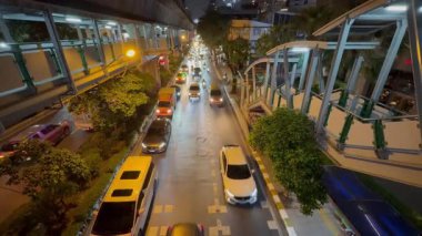 Tayland, Kasım 2024 - Tayland metropolü şehir merkezinde kalabalık saatlerde Bangkok 'ta trafik sıkışıklığı yaşandı. Otobanda trafik ışıkları.