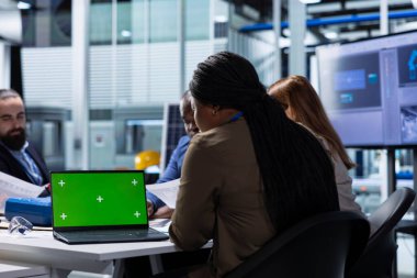 Güneş paneli uzmanları izole ekran tableti kullanarak yeni güneş enerjisi prototipleri geliştiriyorlar. Fabrika yönetimi meslektaşları model aygıtında yeni fotovoltaik materyaller araştırıyor