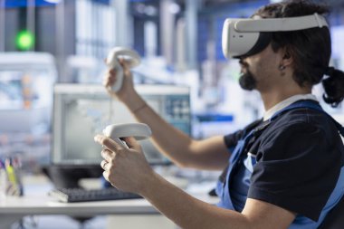 Güneş panelleri fabrika personeli üretimdeki iş akışını optimize etmek için VR gözlük kullanıyor. Güneş paneli tasarımlarını görselleştirmek için sanal gerçeklik ekipmanları kullanan fotovoltaik fabrikası uzmanını kapat