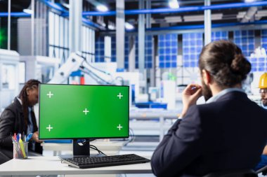 Güneş panelleri, yeşil ekran bilgisayar kullanarak yeni fotovoltaik materyaller ve teknolojiler geliştiren fabrika işçisi üretiyor. Fotovoltaik fabrikası uzmanı kroma anahtar bilgisayarı üzerinde deneyler yapıyor.