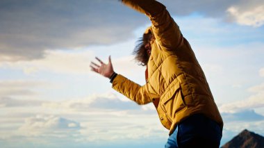 Yürüyüşçü güçlü rüzgarlarla savaşıyor ve soğuk hava dağın tepesindeki bir uçurumdan yuvarlanıyor. Yürüyüş için tehlikeli bir yer. Hazırlıksız maceraperest, aptal ve uçuk kaçık. Kamera B.