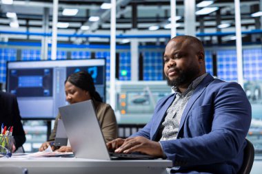 Takım çalışması yapan fabrika meslektaşları defterde yeni fotovoltaik materyaller araştırıyor. Güneş paneli üreten araştırma ekibi dizüstü bilgisayar kullanarak yeni güneş enerjisi sistemleri prototipleri geliştiriyor.