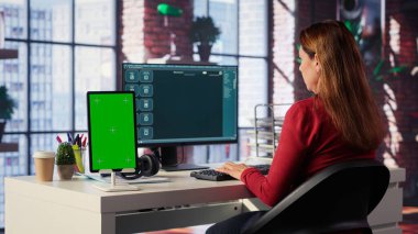 Freelancer yenilikçi bir sohbet robotu arayüzü kullanarak yapay zeka sanal asistanı ile ekranın yanında etkileşime geçiyor. Makine öğrenimi gelişmiş algoritmalarla verimliliği artırır. Kamera A.