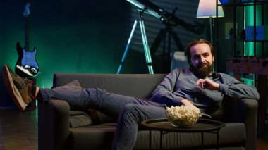 Heyecanlı adam kendini kanepeye atıyor, en sevdiği TV dizisinin ilk bölümüne yetişmek için acele ediyor. Evdeki kanepede zıplayan televizyon dizisini izlemek için can atan biri. Kamera A.