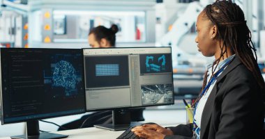 Photovoltaics fabrikası programcısı sistem performansını izlemek için yapay zeka teknolojisini kullanıyor. Güneş panelleri enerji üretimini izlemek için yapay zeka kullanan fabrika geliştiricisi, kamera B