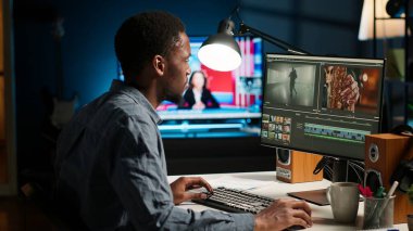 Afrikalı Amerikalı videograf evde film çekimleri düzenliyor, post prodüksiyon sahneleri için serbest kontrat yapıyor. Beyaz dengesi ve renk derecelendirme düzenleyici, bilgisayar yazılımı. Kamera B.