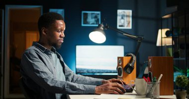 Siyahi müteahhit kendini tükenmiş hissediyor ve görev teslim tarihine yetişmeye çalışıyor. Raporu zamanında bitirmek ve baş ağrısıyla başa kalmak için çok çalışıyor. Afrikalı Amerikalı adam baskı altında. Kamera A.