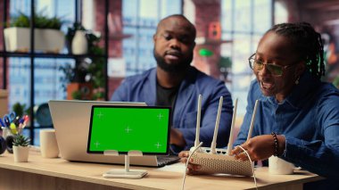 Cesareti kırılmış Afrikalı Amerikalı çift, hatayı düzeltmek için sorun çıkarırken sinirlenerek dengesiz bir Wi-Fi ağıyla boğuşuyor. Bir sürü uzak görevi olan stresli insanlar. Kamera B.