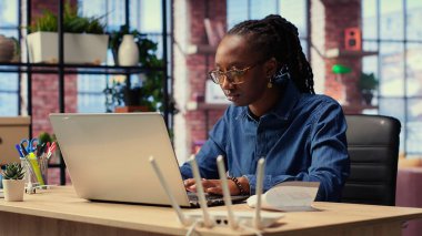 Sinyal kaybını gidermek için internet sağlayıcısına ulaşmaya çalışan sinirli Afrikalı Amerikalı bir kız evde dengesiz bir Wi-Fi bağlantısı ile çalışan bir serbest çalışan. Kamera B.