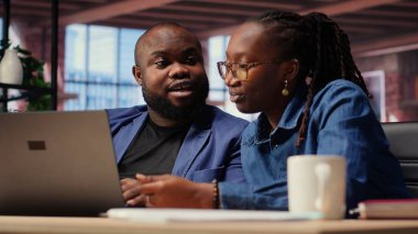 Teknolojiden anlayan insanlar yeni bir yazılımı test etmek, yeni dijital araçları kullanmak ve sanal görevleri yönetmek için kablosuz bir dizüstü bilgisayar üzerinde çalışıyorlar. Evde bağlı ve üretken bir yaşam tarzı var. Kamera B.