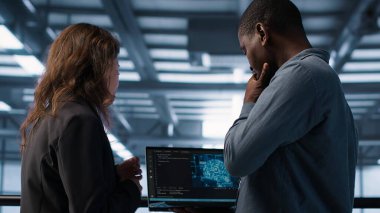 Bilgisayar kullanarak veri merkezinde yazılım geliştiriciler, yapay zeka öğrenme modelleri kullanıyorlar. Yapay zeka altyapı ihtiyaçlarını karşılamak için not defteri kullanan işçiler, kaynak tahsisi, kamera A