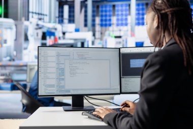 Photovoltaics fabrikası programcısı uygulama izleme sistemi performansı. Güneş panelleri imalat tesis sistemi yöneticisi kod yazma enerji üretimi ve verimliliğini takip ediyor